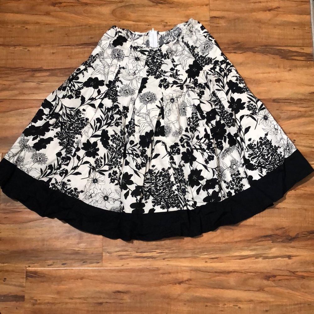 Black & white flower print skirt